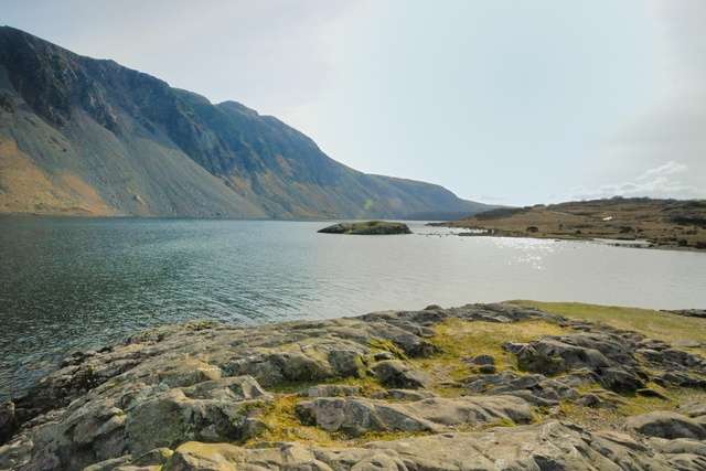 Shoreline of Wast Water with mountains to the right.